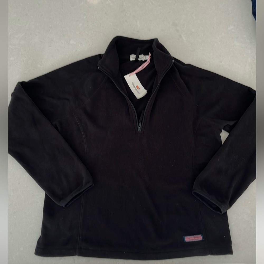 Vineyard Vines black fleece quarter zip. Super soft material!
